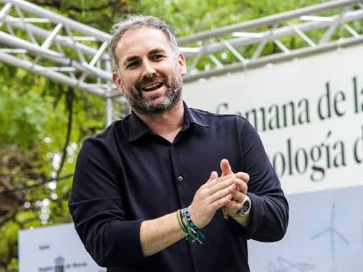 Santi García Cremades en un escenario al aire libre