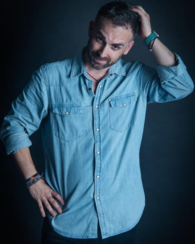 Santi García Cremades con camisa vaquera azul