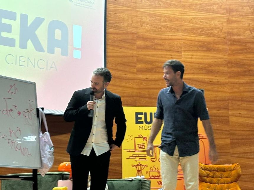 Santi García Cremades presenta un acto del ciclo EUREKA! junto a otro ponente