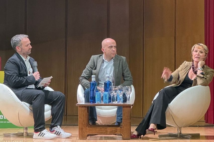 Santi García Cremades modera una mesa redonda sentado junto a dos ponentes
