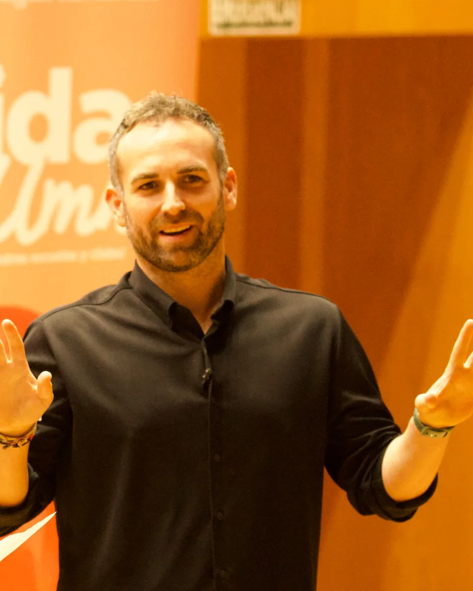 Intervención de Santi García Cremades ante el público de un encuentro
