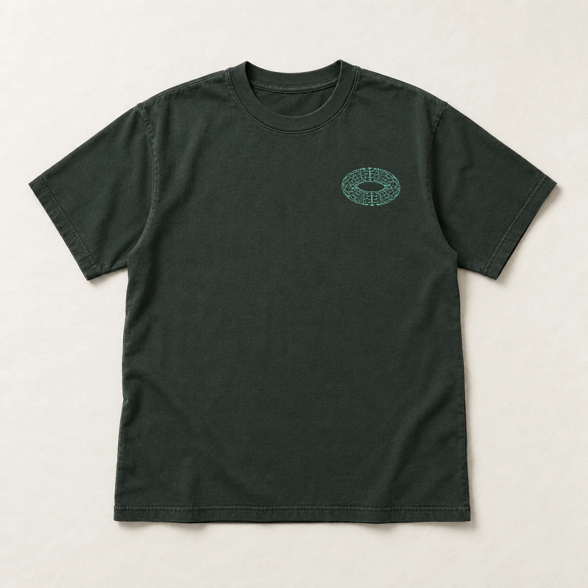 Simulación realista de camiseta verde bosque con la superficie de Euler impresa en menta
