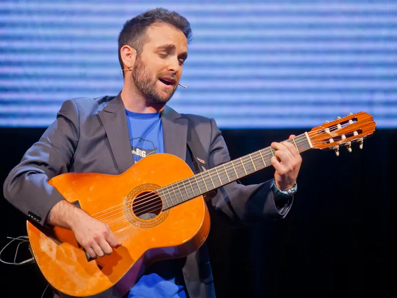 Santi García Cremades tocando la guitarra en un escenario