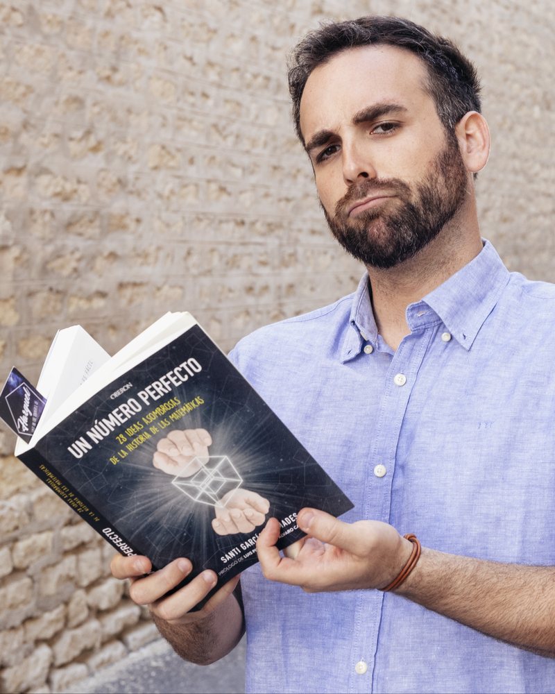 Santi García Cremades leyendo su libro Un número perfecto