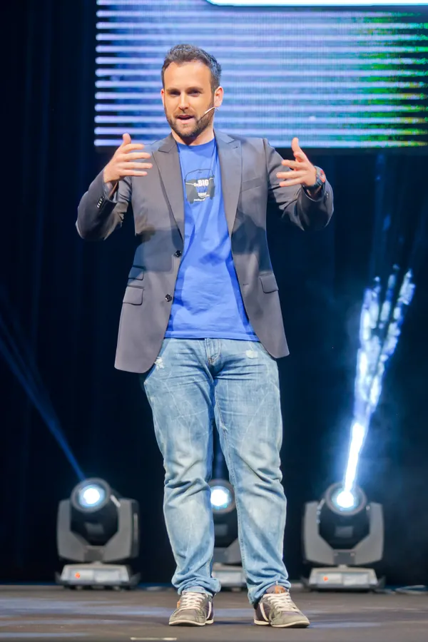 Santi García Cremades hace un monólogo sobre un escenario iluminado