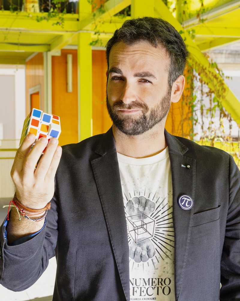 Santi García Cremades con un cubo de Rubik y la camiseta de su libro
